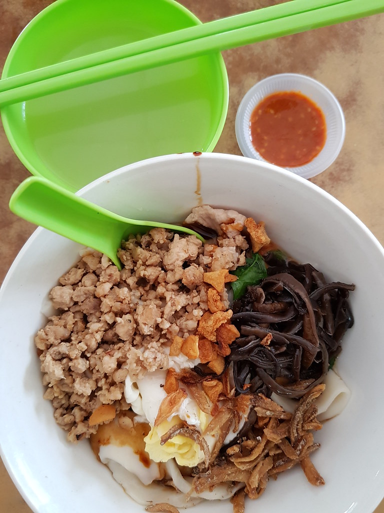 干撈板麵加蛋 Dry Pan Mee w/Egg $6.50 @ 新永順茶餐室 Restoran Weng Soon Jaya USJ17