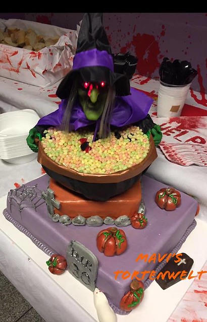 Halloween Cake by Mavi Frieden