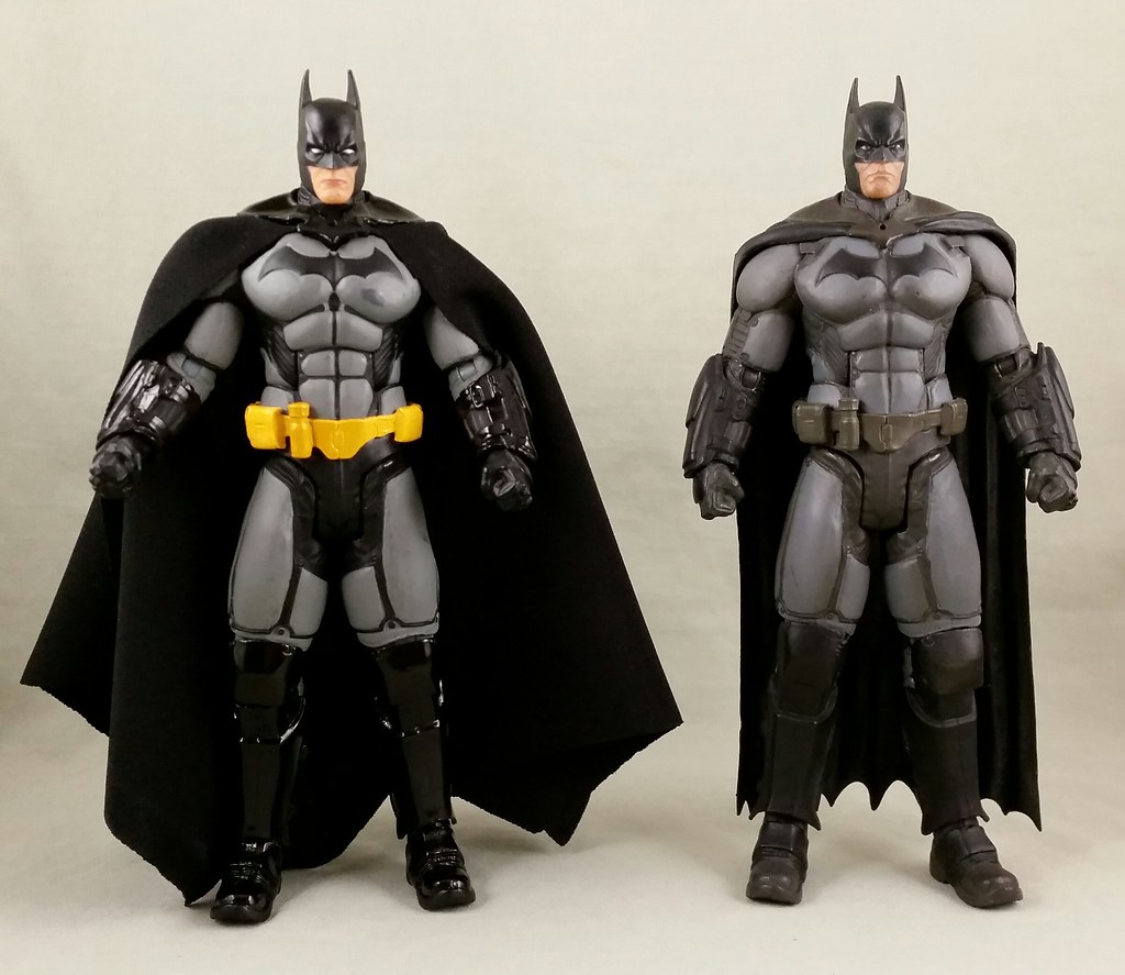 Batman cape. Бэтмен 6го измерения костюм. Фигурка Бэтмена с 6 гранником в плечах. Бэтмен из 6 измерения.