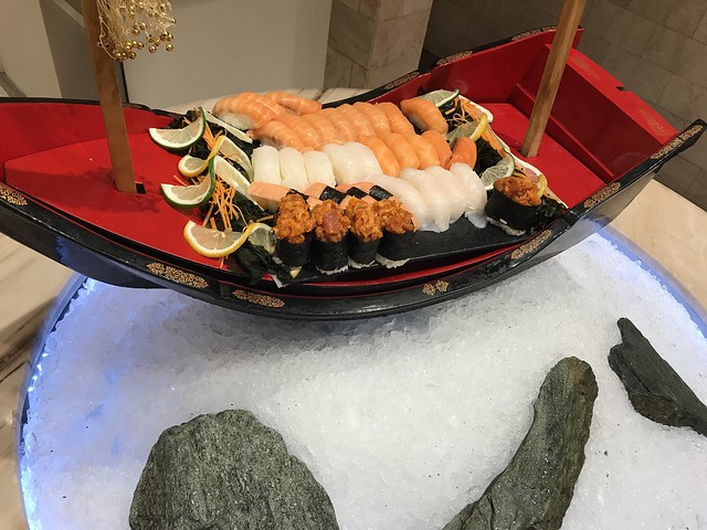 Medley Buffet, sashimi boat