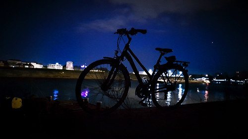 nightshot bike bycicle darkness night ruhr dusiburg river waterreflections reflections view meandmybike blue blues