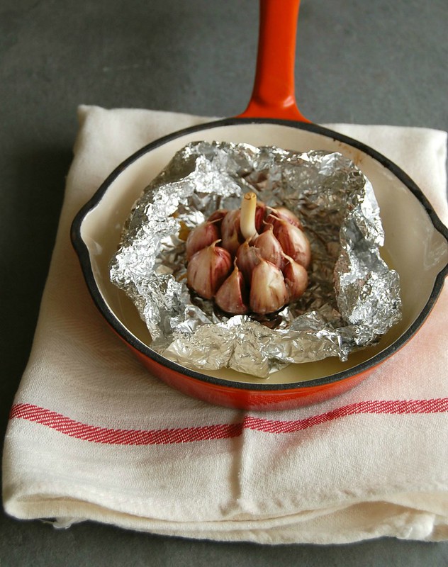 Roasted garlic pecorino focaccia / Focaccia de alho assado e pecorino