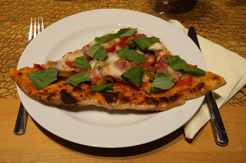 Pizza mit Salami, milder Peperoni, schwarzen Oliven und geräucherter ...