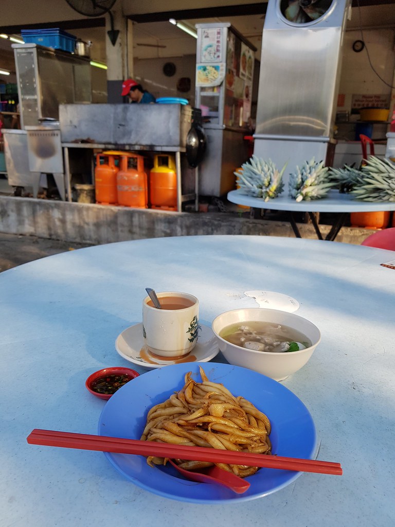 Dry Pork Rat Noodles 干撈豬肉粉 $6 & TehC 奶茶 $1.70 @ 全记茶餐室 Restoran Chuan Kee USJ 4