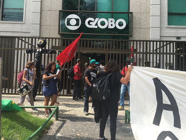 Lula supporters hold demonstrations outside Globo headquarters