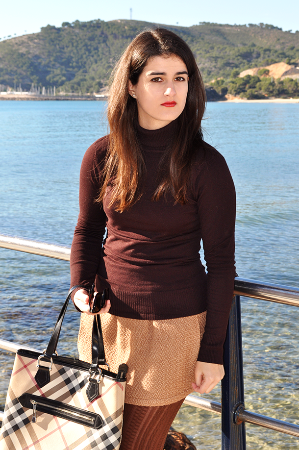 somethingfashion blogger spain valencia influencer, firenze italia style streetstyle, ootd burberry zara beach wool skirt