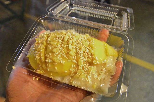 bangkok itinerary sticky rice with mangoes