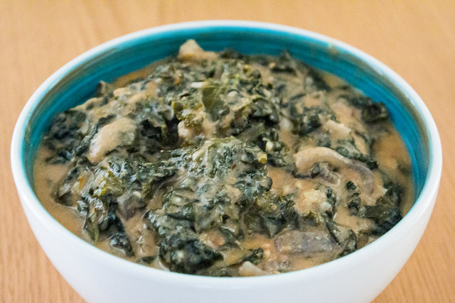 Kale con salsa de cacahuetes