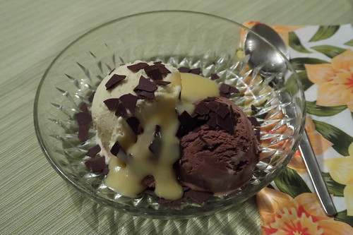 Schokoladen- und Vanilleeis mit Eierlikör und Schokoraspeln | Gourmandise