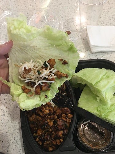 Minced chicken wrapped with lettuce