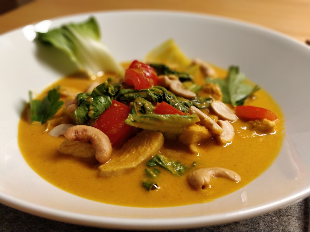 Cashew-Hühner-Curry mit Pak Choi