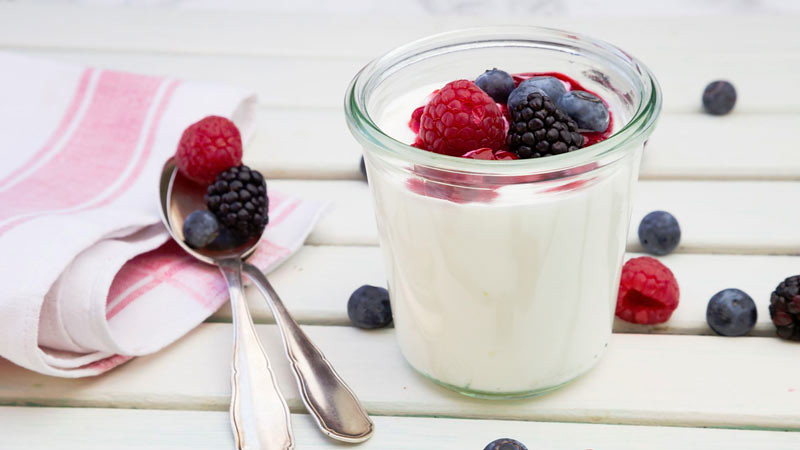 Makan yogurt tiap hari mengurangi risiko kanker.