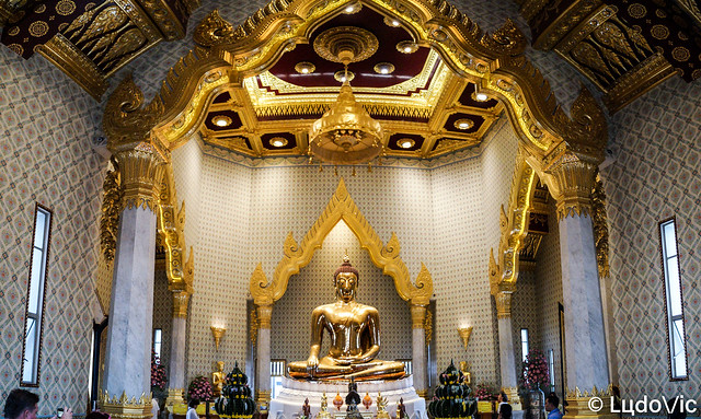 World's largest golden seated Buddha
