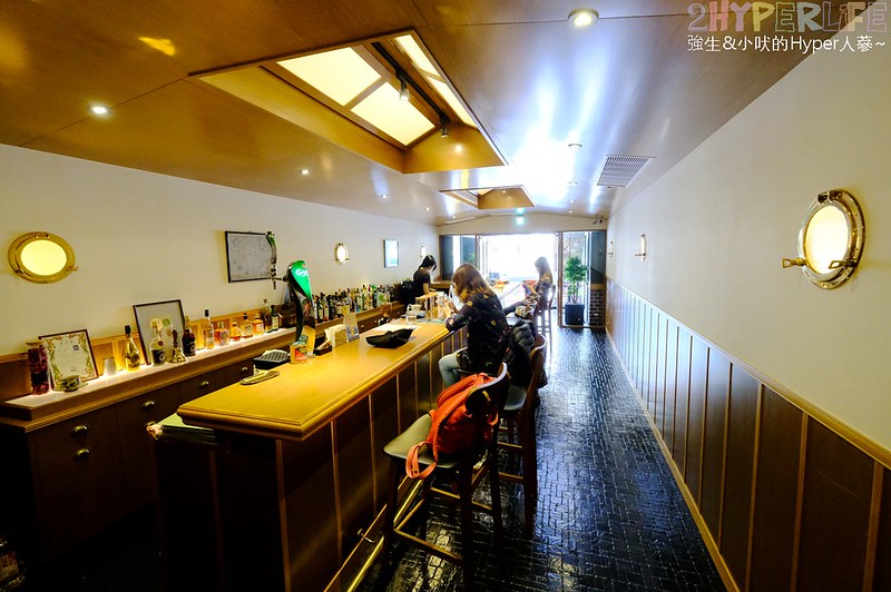 Portside Cafe│白天是早午餐咖啡屋、晚上搖身一變成酒吧的船艙造型咖啡館，老闆據說是日本型男來著～推薦舒芙蕾厚鬆餅！ @強生與小吠的Hyper人蔘~