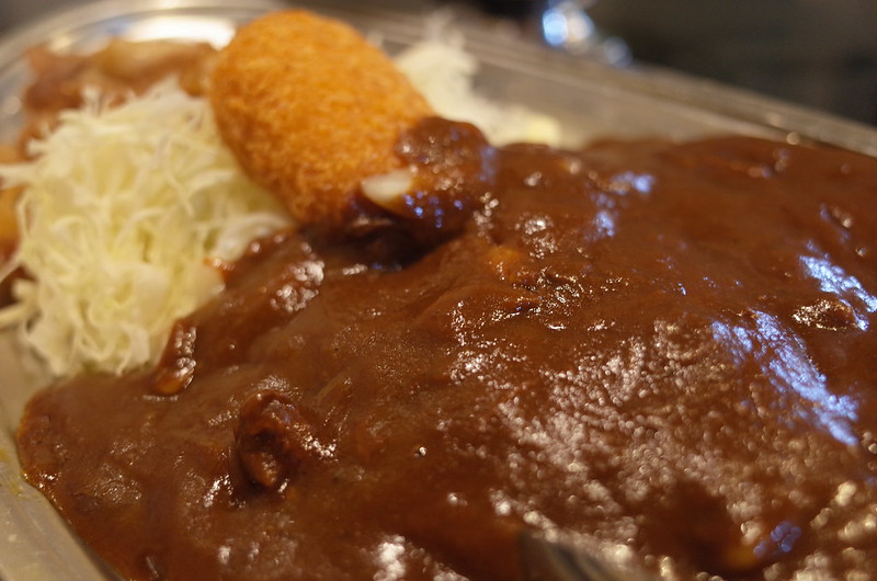 錦糸町カレー市民アルバ生姜焼き合い盛りカレーにクリームコロッケ 温玉トッピング