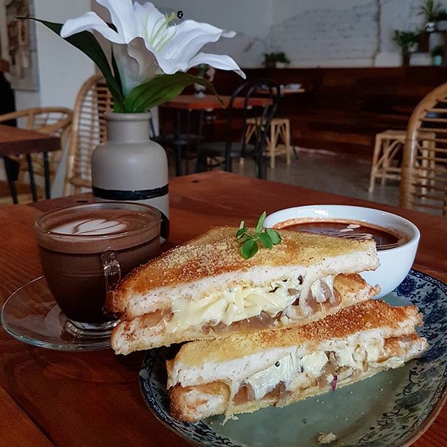 Grilled cheese sandwich and mocha at @look.for.nook new outlet (Jalan Dewan, previously The Workshop) for Monday lunch. Light and easy eats around the City center.