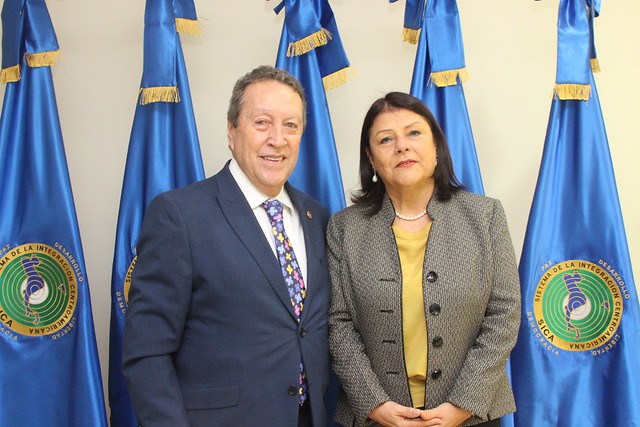 Secretario General del SICA, Vinicio Cerezo recibe visita de cortesía de la Embajadora de Costa Rica ante El Salvador, Sra.  Yamileth Bermúdez Chaves