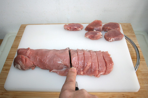 27 - Schweinefilet in Scheiben schneiden / Cut pork tenderloin in slices