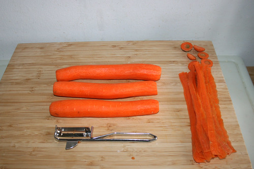 18 - Möhren schälen / Peel carrots