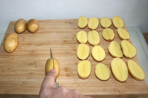 14 - Kartoffeln halbieren / Cut potatoes in halfs