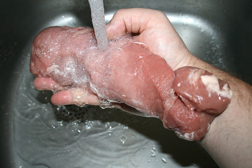 26 - Schweinefilet waschen / Wash pork tenderloin