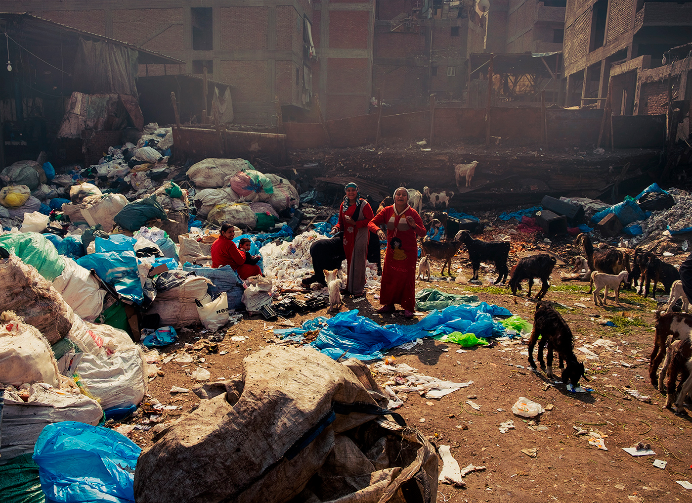 Фотография: Жаль, что эти фотографии не передают запах: Город мусорщиков в Каире №3 - BigPicture.ru