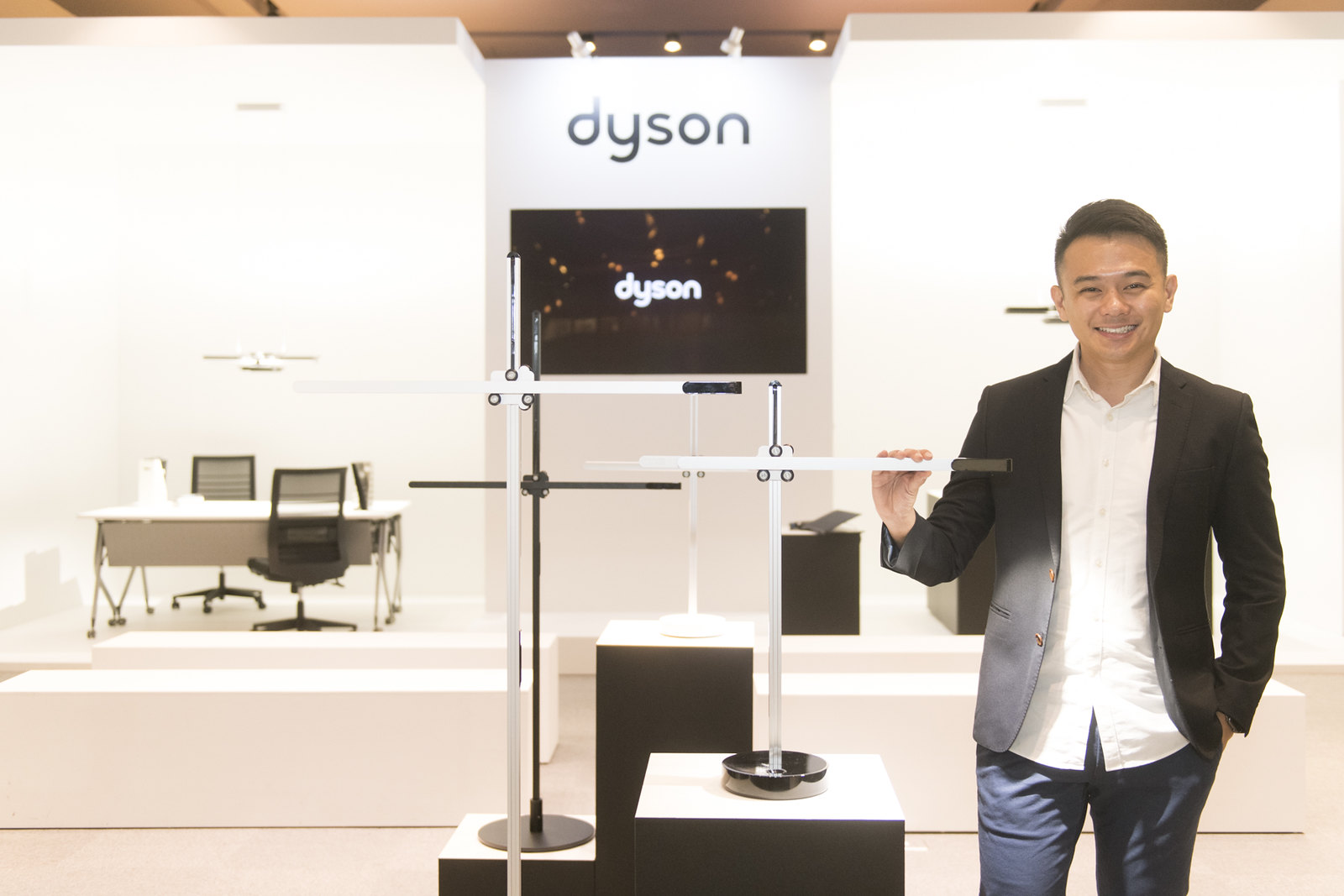 Dyson研究、設計及發展中心 高級設計工程師Steven與Dyson燈具