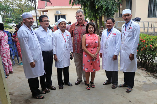 Ambassador Heidt traveled all the way to Prey Veng to see first hand the great work of a medical team from the U.S. who volunteered to provide free treatment to the people in the community.