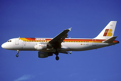 Iberia A320-214 EC-ICS BCN 29/12/2004