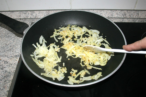 13 - Zwiebel &  Knoblauch andünsten / Braise onion & garlic