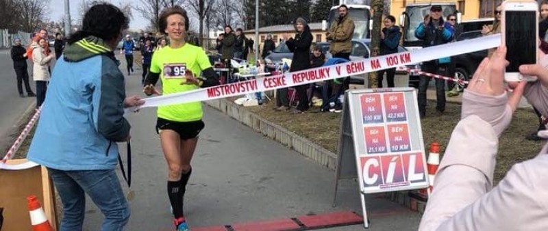 Churáňová porazila všechny muže na MČR v běhu na 100 km a vylepšila český rekord o 34 minut