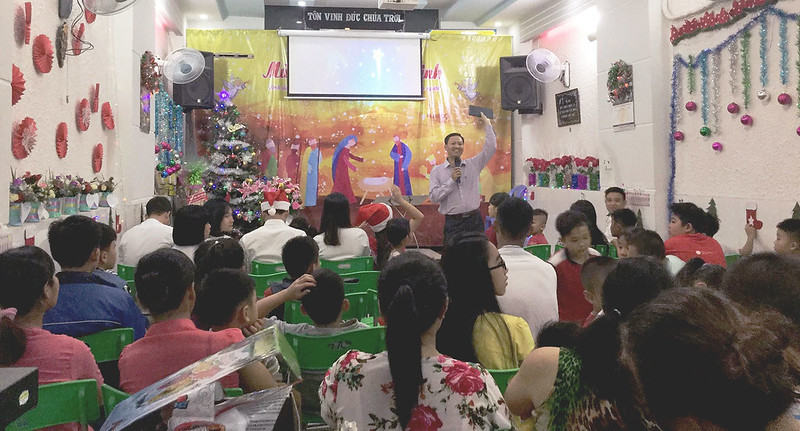 Hội Thánh Sài Gòn - GIáng Sinh Có khoảng 60 người tham dự và 10 người tiếp nhận Chúa (2)