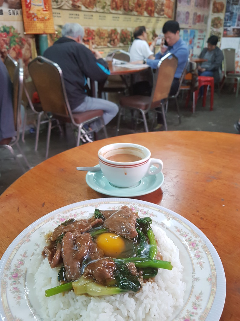 窩蛋牛肉飯加奶茶 Beef Egg Rice $40+$5 @ 良記咖啡(廟街得記大排檔) 吳松街臨時熟食市場 Temple Street Mong Kok Hong Kong