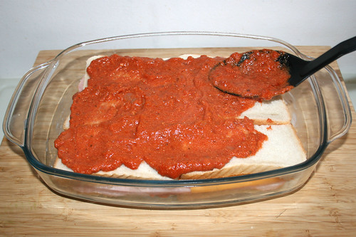 29 - Mit Tomatensauce bestreichen / Spread tomato sauce