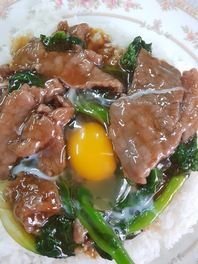 窩蛋牛肉飯加奶茶 Beef Egg Rice $40+$5 @ 良記咖啡(廟街得記大排檔) 吳松街臨時熟食市場 Temple Street Mong Kok Hong Kong