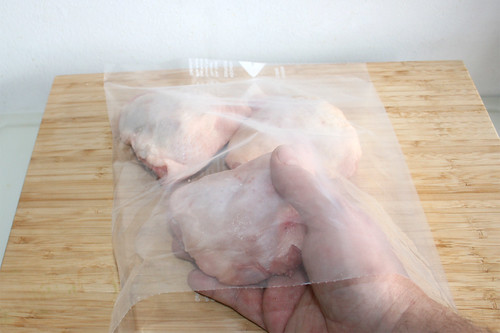 12 - Hähnchenteile in Gefrierbeutel geben / Put chicken parts in freezer bag