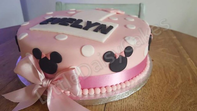 Minnie Mouse Cake by Daisy Goundry of Little Daisy Cakes