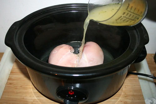 08 - Hähnchenbrust & Hühnerbrühe in Slow-Cooker geben / Put chicken breast & chicken broth in crock pot