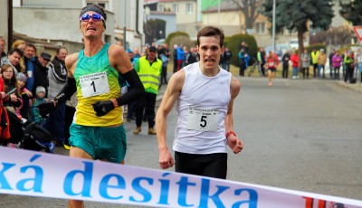 Vrabcová vylepšila v Pečkách znovu traťový rekord, finiš na čáře vyhrál Janů