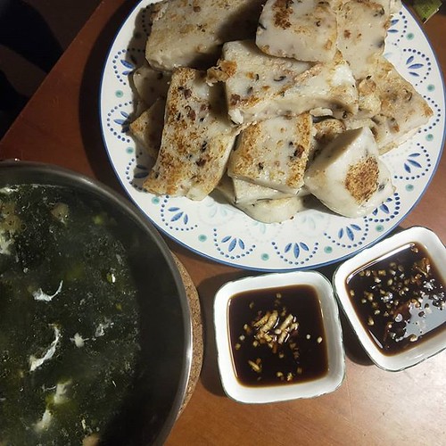 20180313 ✓婆婆自己做的蘿蔔糕 佐蒜蓉醬油 ✓海帶芽蛋花湯 #葛蘿的餐桌