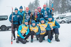 Bauer Ski Team na Birkebeinerrennetu v početné sestavě a s batohy na zádech