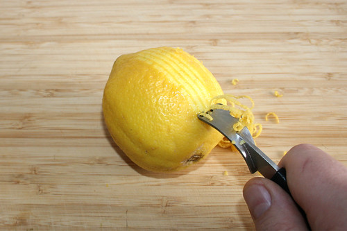 09 - Zitronenschale abziehen / Zest lemons