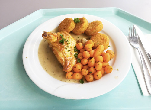 Chicken breast with chanterelle cream sauce & maccaire potatoes / Poulardenbrust mit Pfifferlingrahmsauce und Maccaire-Kartoffeln