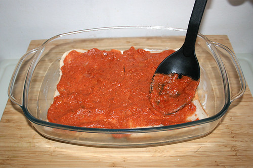 23 - Tomatensauce glatt streichen / Even sauce