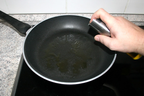 11 - Olivenöl in Pfanne erhitzen / Heat up olive oil in pan