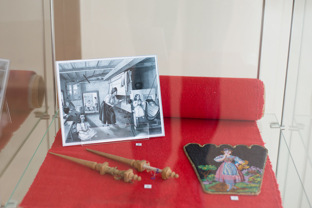 Фотографии с выставки «Этапы короткого пути» в здании музейно-просветительского центра музея «Тарханы»