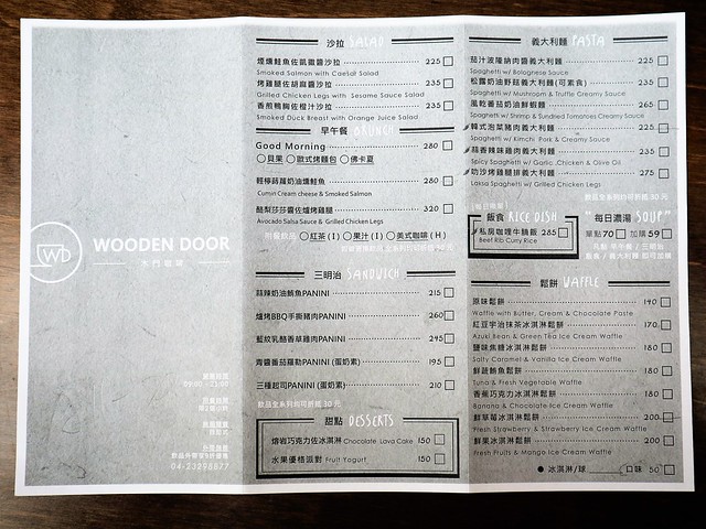 二訪。【台中】木門咖啡Wooden Door。七彩木門天花板x森林系植栽牆超好拍