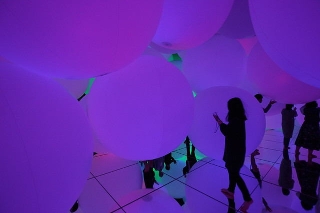 Expanding Three-dimensional Existence in Intentionally Transforming Space - Free Floating, 12 Colors (teamLab Planets TOKYO)