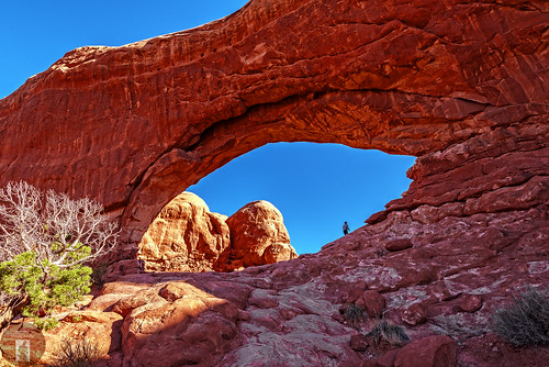 arches national park arch window windows moab utah usa wide angle panoramic photography d750 1635mm people exploring hiking adventure back packing colorful outdoors southwestern southwest trail path sunrise dawn