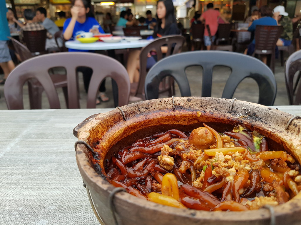 瓦煲老鼠粉加蛋 Claypot Rat Noodle w/Egg rm$6.50 @ Berkeley Kampung Food Court